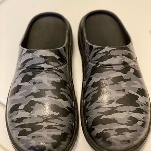 Oofos Limited Edition Black Camo